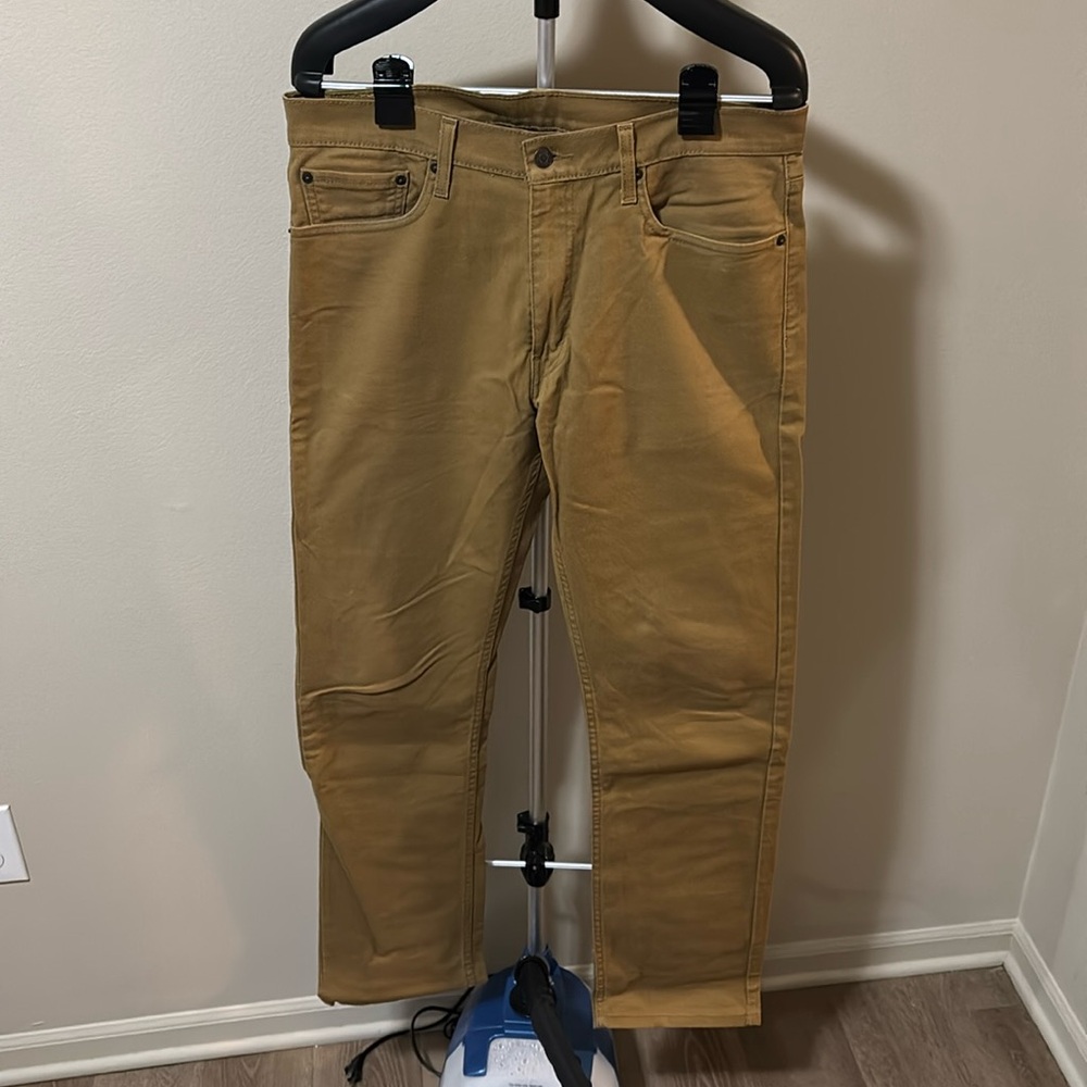Levi 513 Jeans Tan
34x34
Slight discoloration on back right pocket